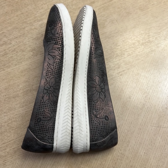 Baretraps are gray/copper Nadra flats. Perforated Floral design. Size 9.5 W - Picture 6 of 9